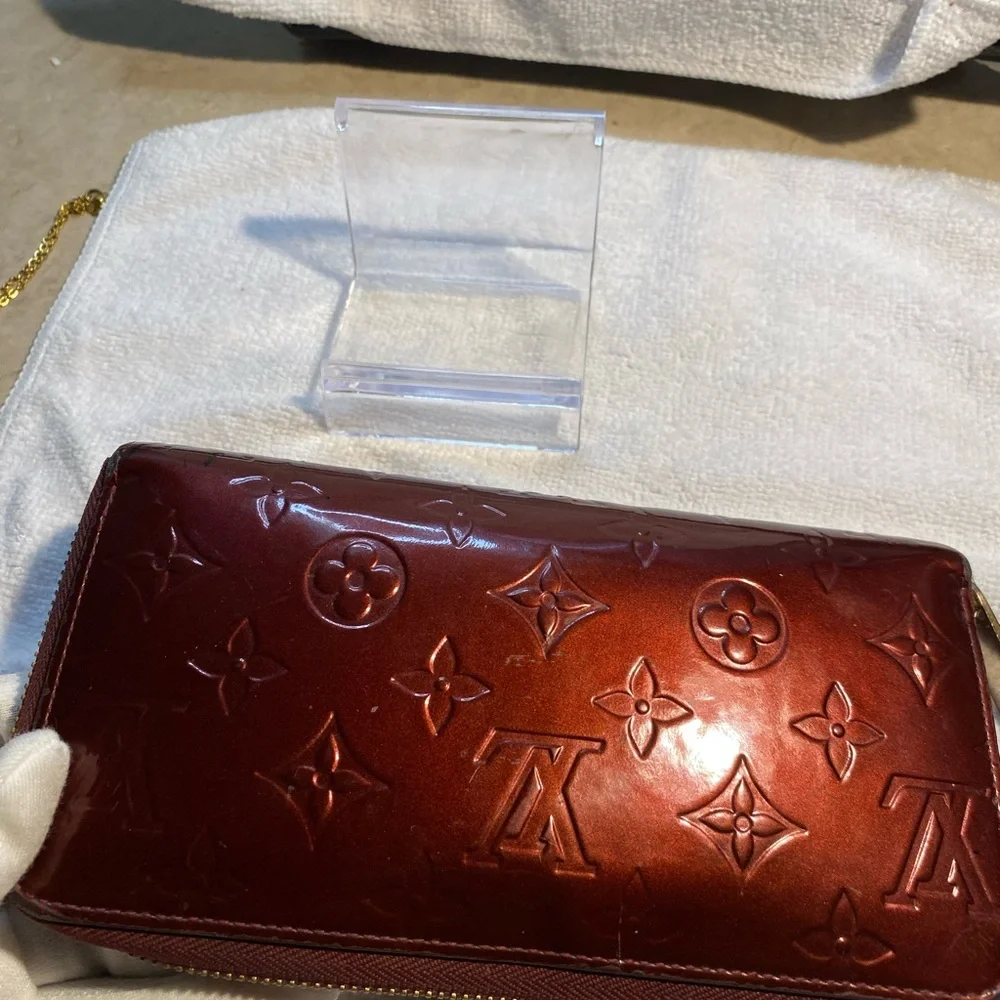 Louis Vuitton authentic vin Burgundy Monogram Vernis Zippy